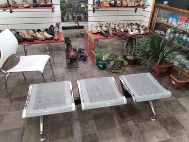 OPORTUNIDAD COMERCIAL: Taller de reparación de calzado y Zapatería de larga trayectoria.